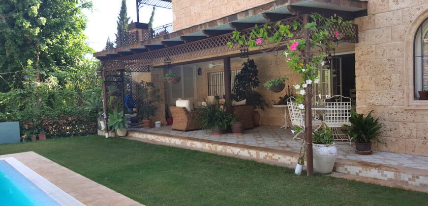 Preciosa villa situada a 900 m de Puerto Banus