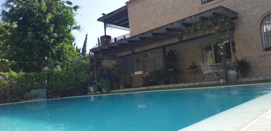 Preciosa villa situada a 900 m de Puerto Banus