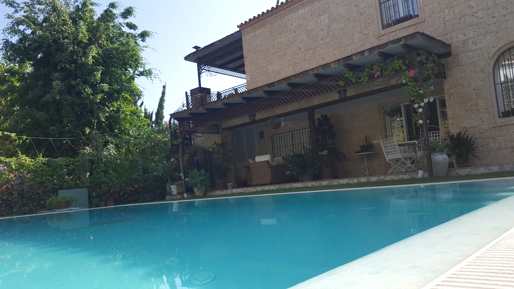 Preciosa villa situada a 900 m de Puerto Banus