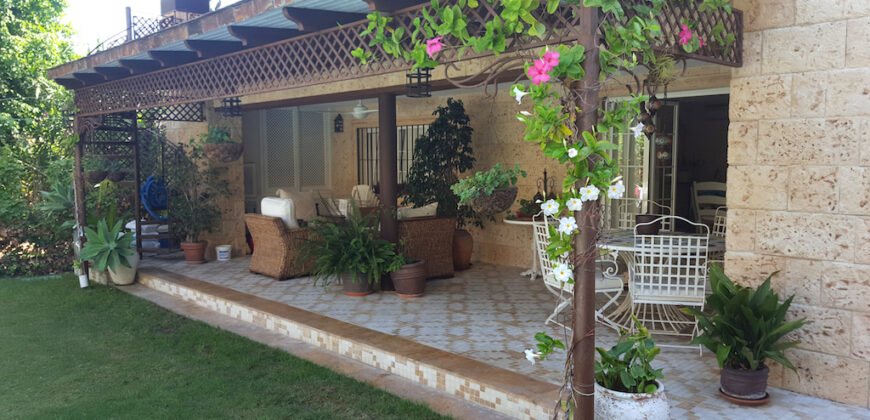 Preciosa villa situada a 900 m de Puerto Banus