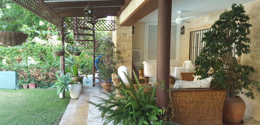 Preciosa villa situada a 900 m de Puerto Banus