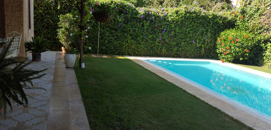 Preciosa villa situada a 900 m de Puerto Banus