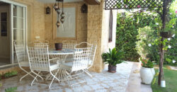 Preciosa villa situada a 900 m de Puerto Banus