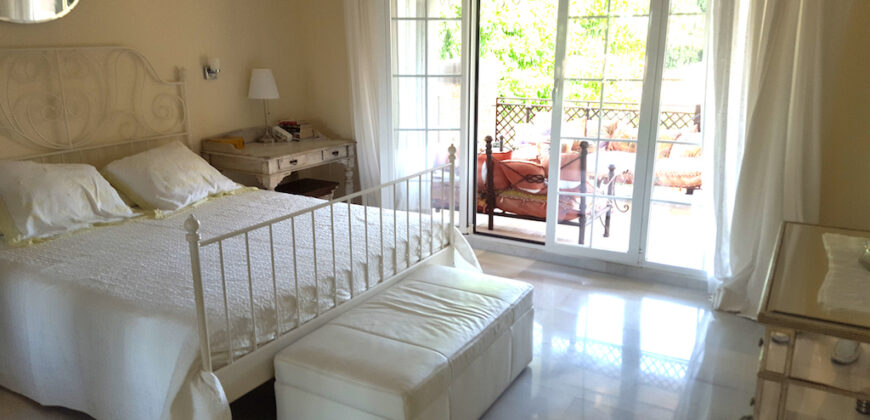 Preciosa villa situada a 900 m de Puerto Banus