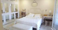 Preciosa villa situada a 900 m de Puerto Banus