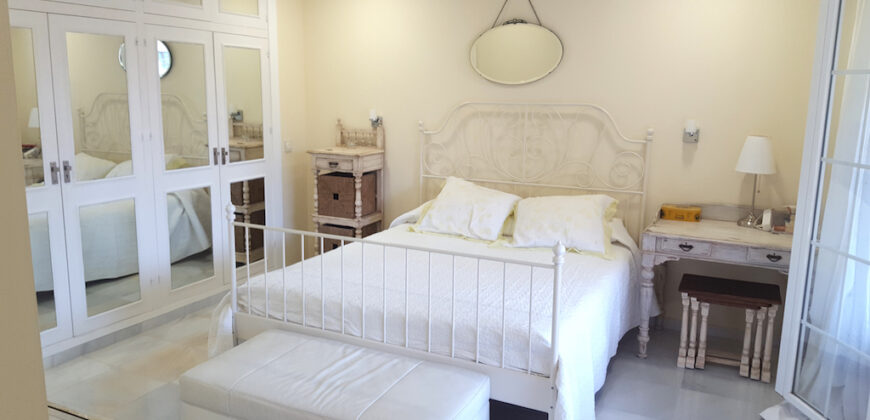 Preciosa villa situada a 900 m de Puerto Banus