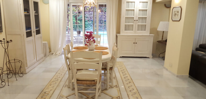 Preciosa villa situada a 900 m de Puerto Banus