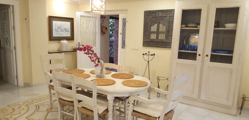 Preciosa villa situada a 900 m de Puerto Banus